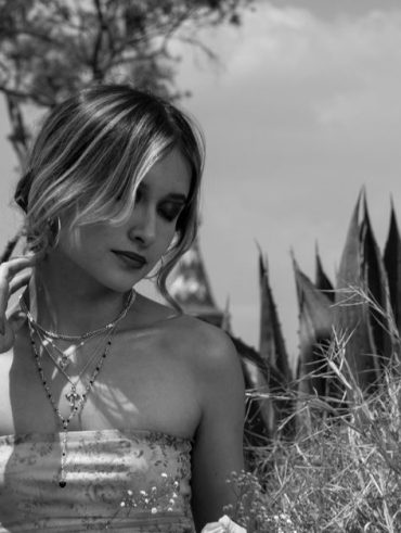 Statement Necklaces Over Plain Tops: The Scale and Collar Rules Most People Skip Statement Necklaces Over Plain Tops: The Scale and Collar Rules Most People Skip